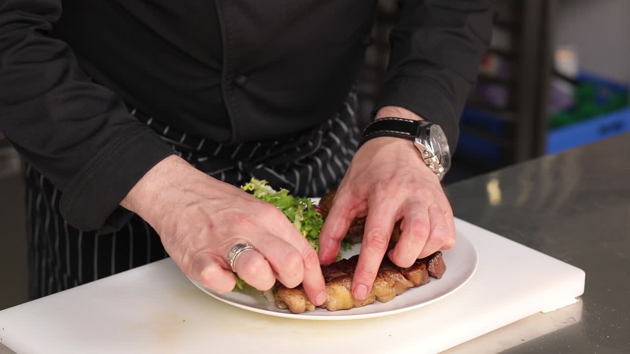 el chef preparando una cena de bistec