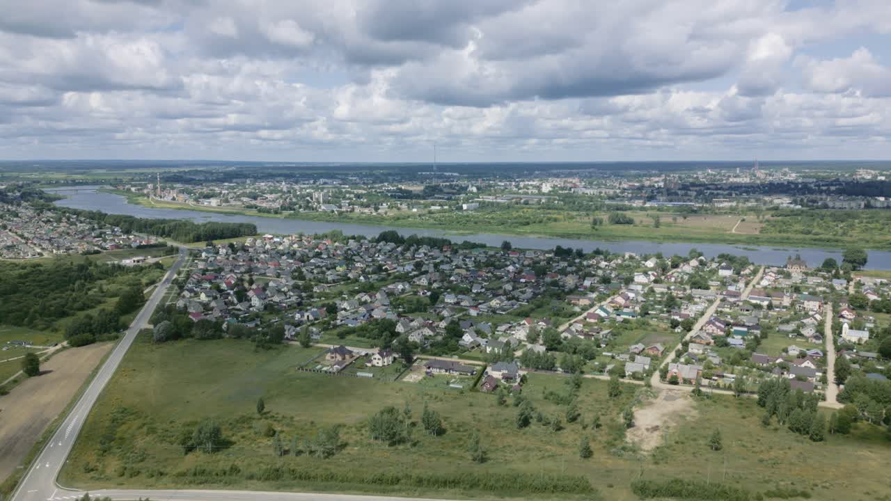 paisaje urbano de daugavpils con daugava y área residencial