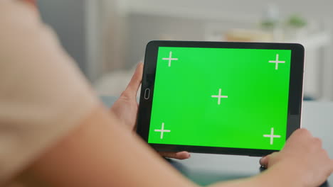 computadora tableta con pantalla verde simulada y pantalla de teclas cromáticas
