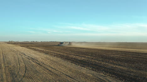 Farm,-Die-In-Saskatchewan,-Kanada,-Mit-Blauem-Sommerhimmelhintergrund-Aussät---Weitschuss