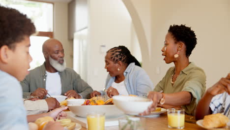 Glückliche,-Schwarze-Familie-Und-Kinder-Zum-Mittagessen-Zu-Hause