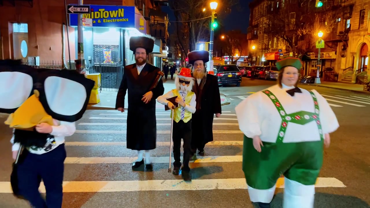 New York, USA, 9. marts 2022: Barn bærer overdimensioneret brilleprop på byfortov. Barn bærer stor brilleprop, mens ortodokse jødiske mænd går på byfortov om natten