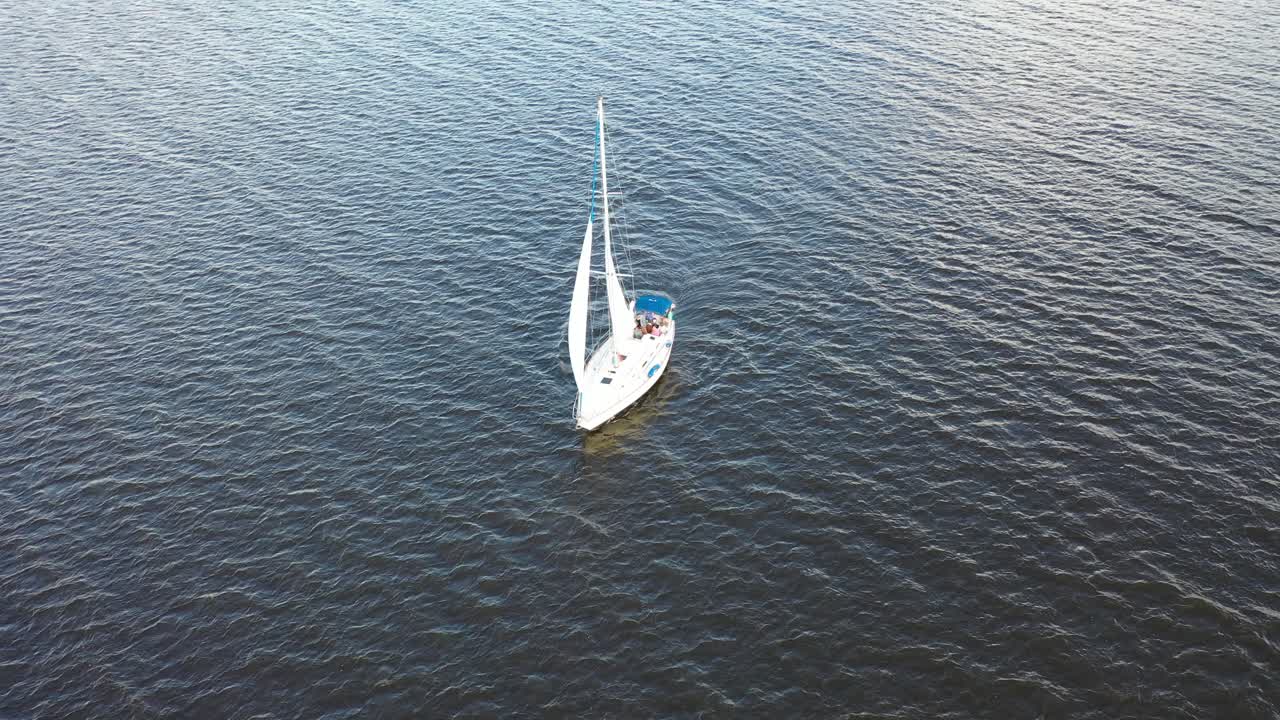 velero en el agua
