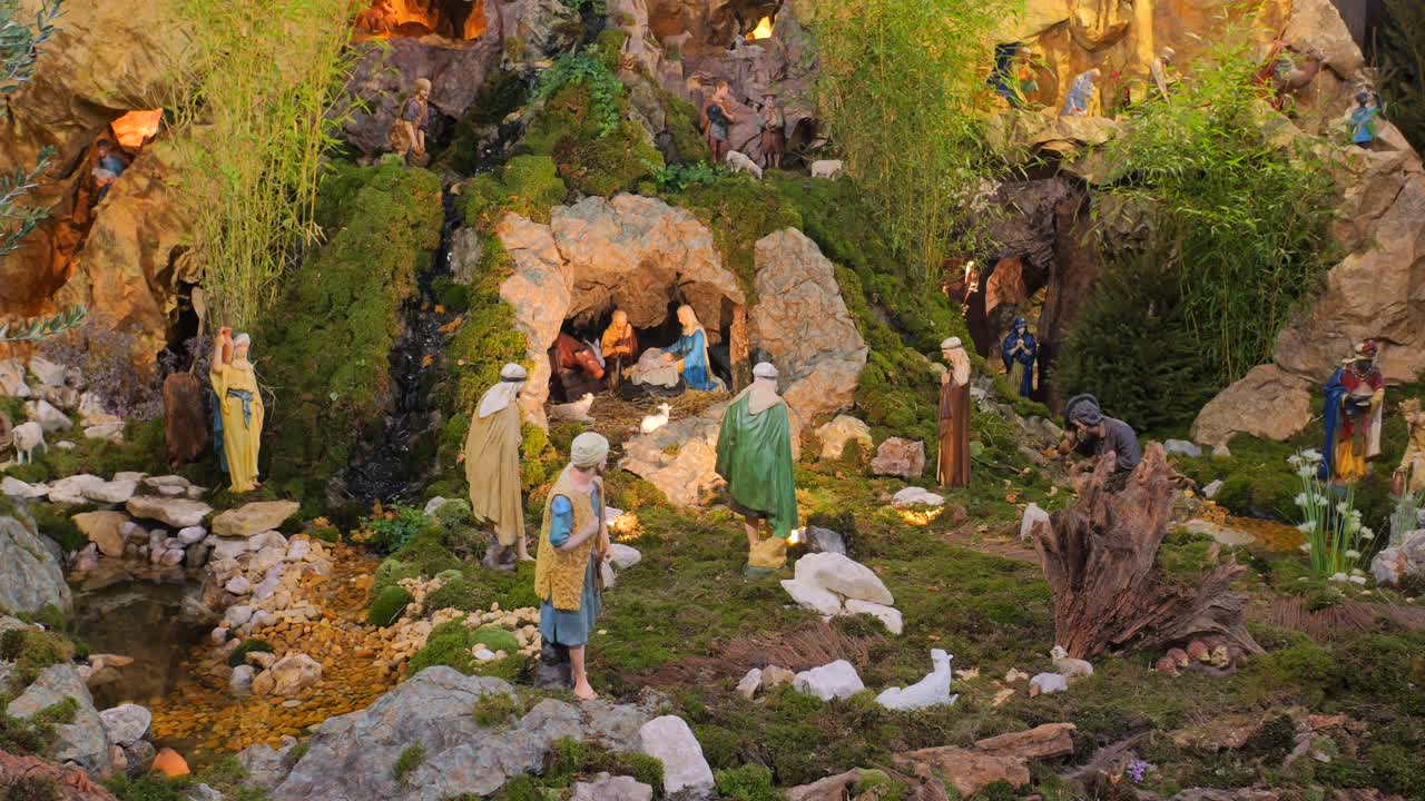 Presepe suggestivo all'interno di una chiesa cattolica