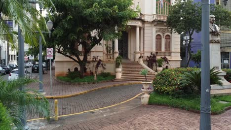 Toma-De-Grúa-De-Una-Plaza,-Un-Palacio-Y-Una-Ciudad