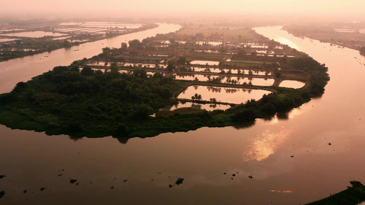 Vue aérienne de la forêt verdoyante et du bord de la rivière au coucher du soleil. Au-dessus d'un paysage de campagne et de forêt sauvage au bord de l'eau. Vue aérienne diurne de la rivière Bang Pakong à Chachoengsao, Thaïlande