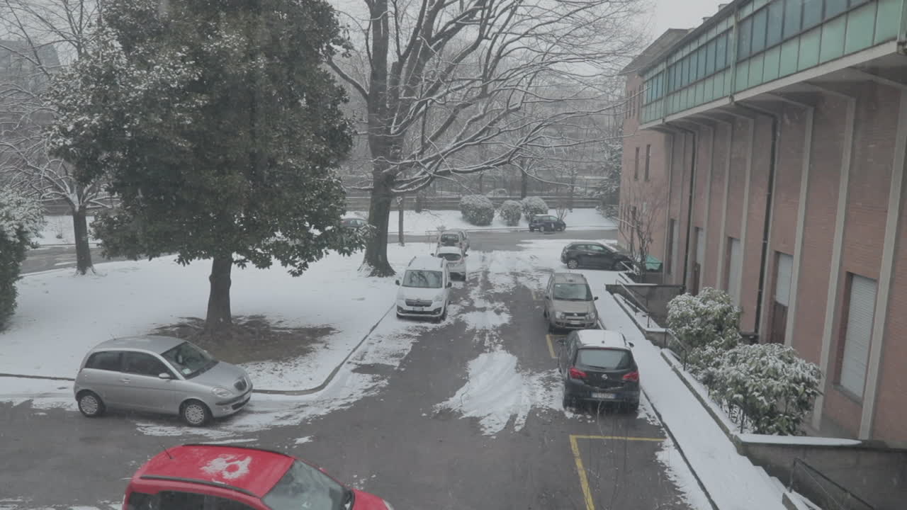 밀라노에서 눈은 놀랍고 놀랍습니다.