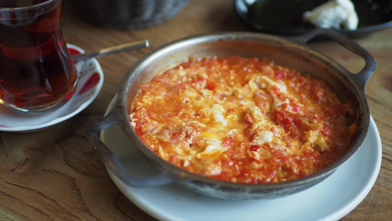menemen turco es un plato para el desayuno.