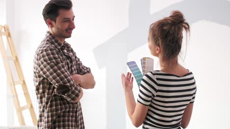 pareja juntos mientras hacen algunas tareas domésticas
