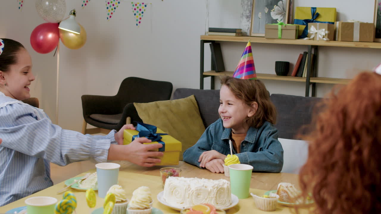 regalo de apertura para el niño de cumpleaños