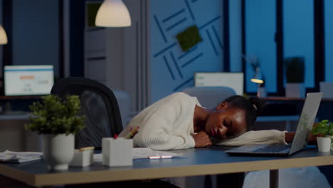 Exhausted-overload-african-business-woman-falling-asleep-on-desk