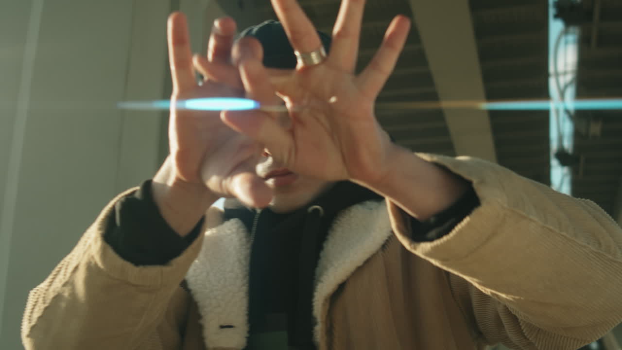 도시 다리  ⁇ 에서 춤을 추는 젊은 남자