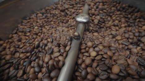 frijoles de café tostados en una máquina