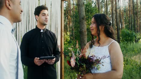 ceremonia de bodas en el bosque al aire libre