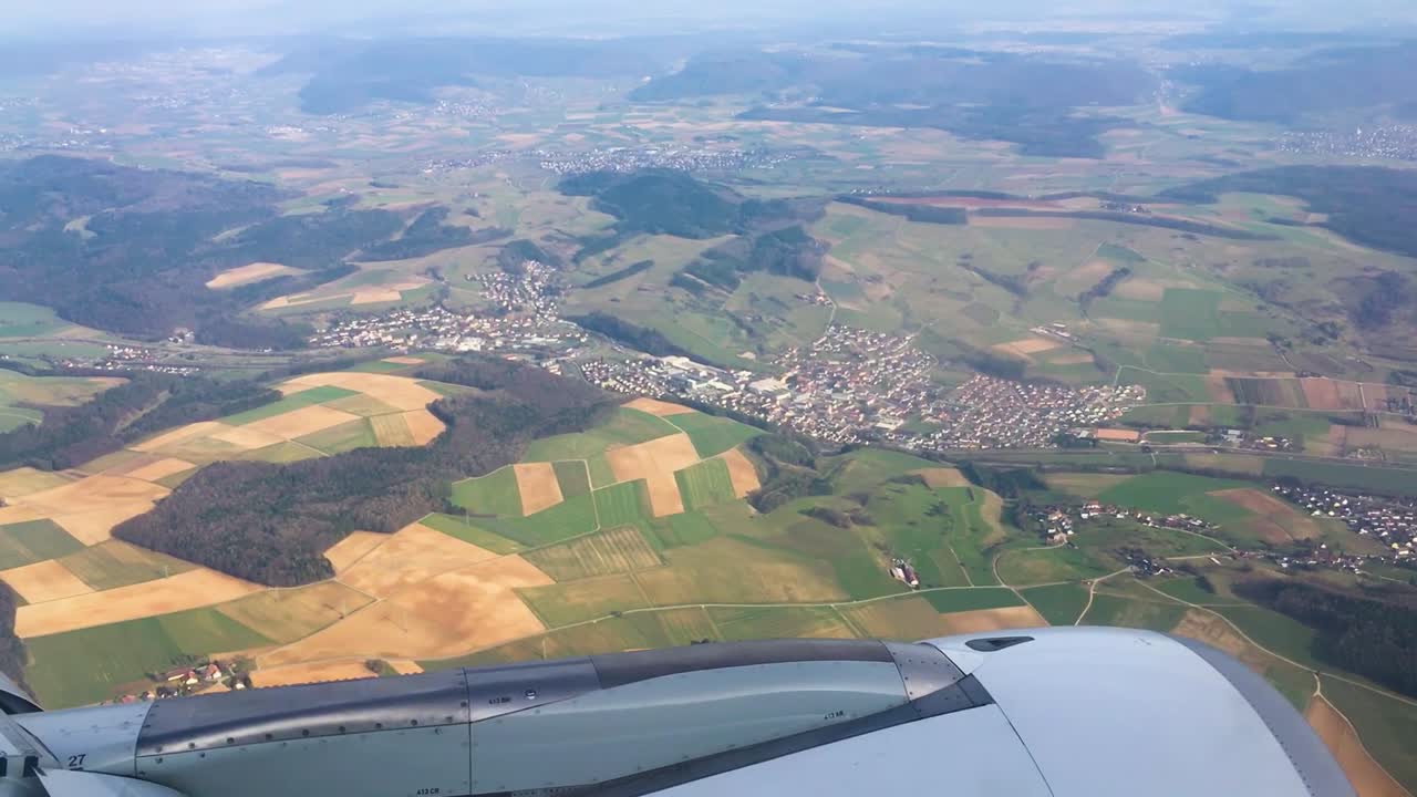 유럽의 도시, 풍경, 들판 위를 비행하는 비행기에서 보는 터빈