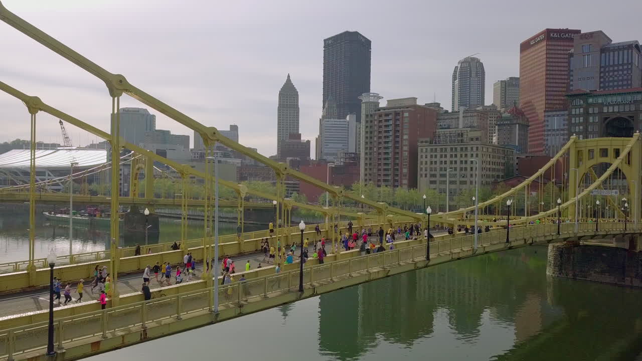 Ripresa aerea lenta verso i corridori che attraversano il ponte, Maratona di Pittsburgh.