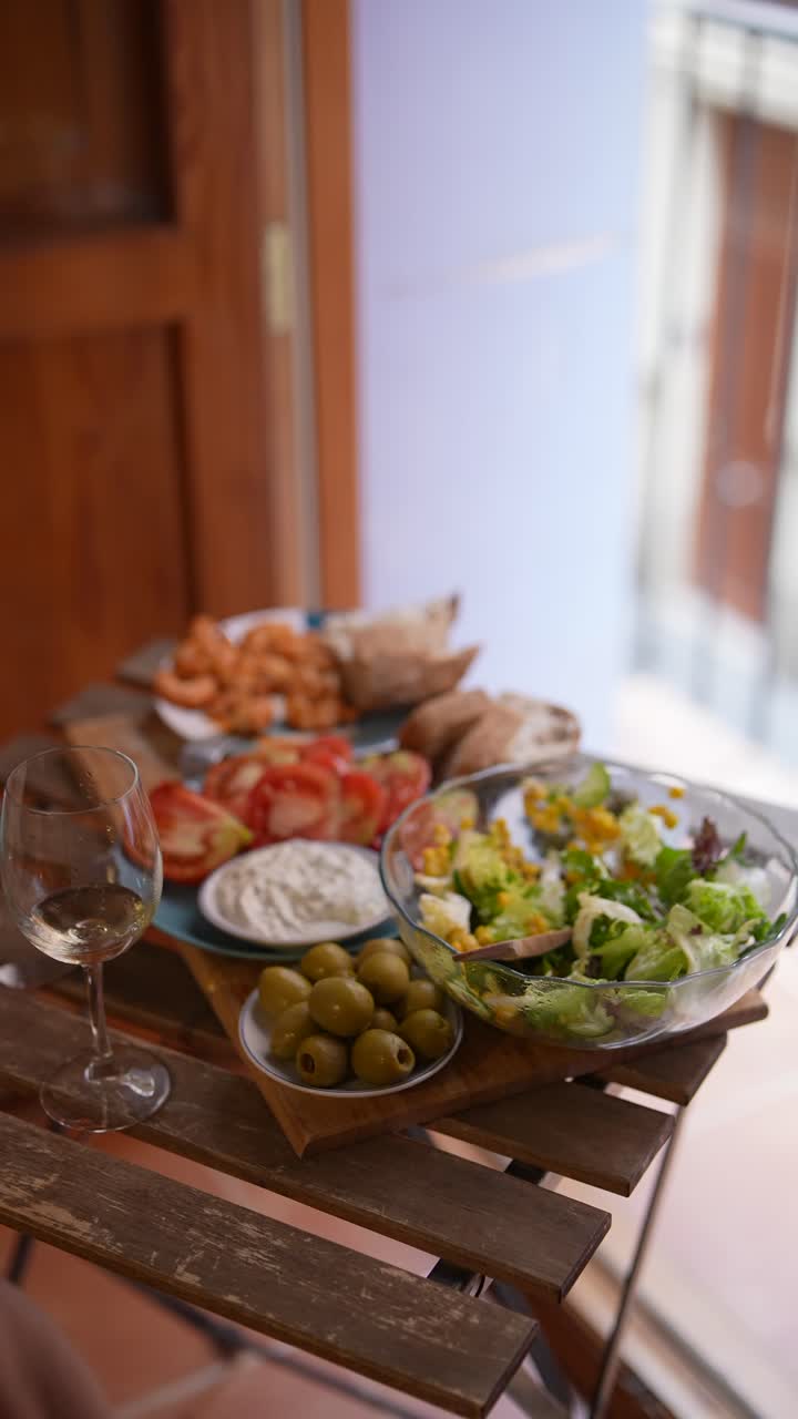 deliciosas tapas mediterráneas y ensalada