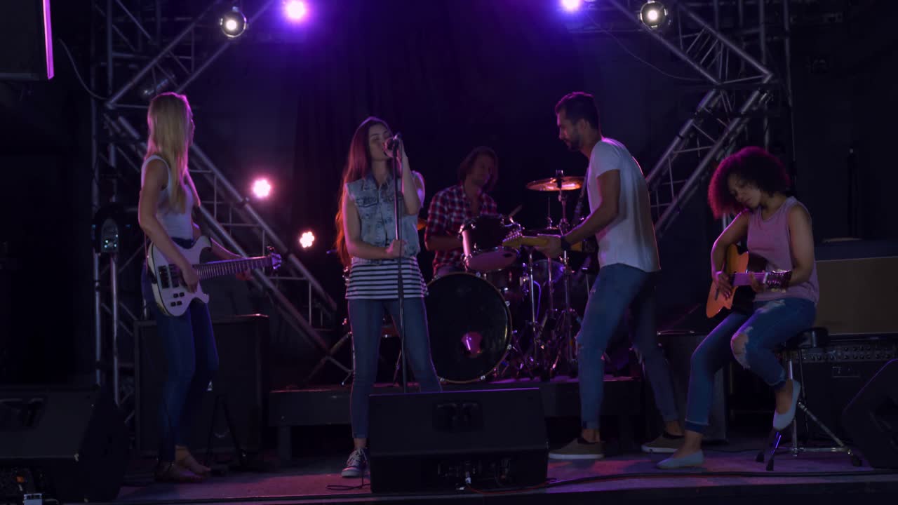 Músicos ensaiando juntos antes de se apresentar