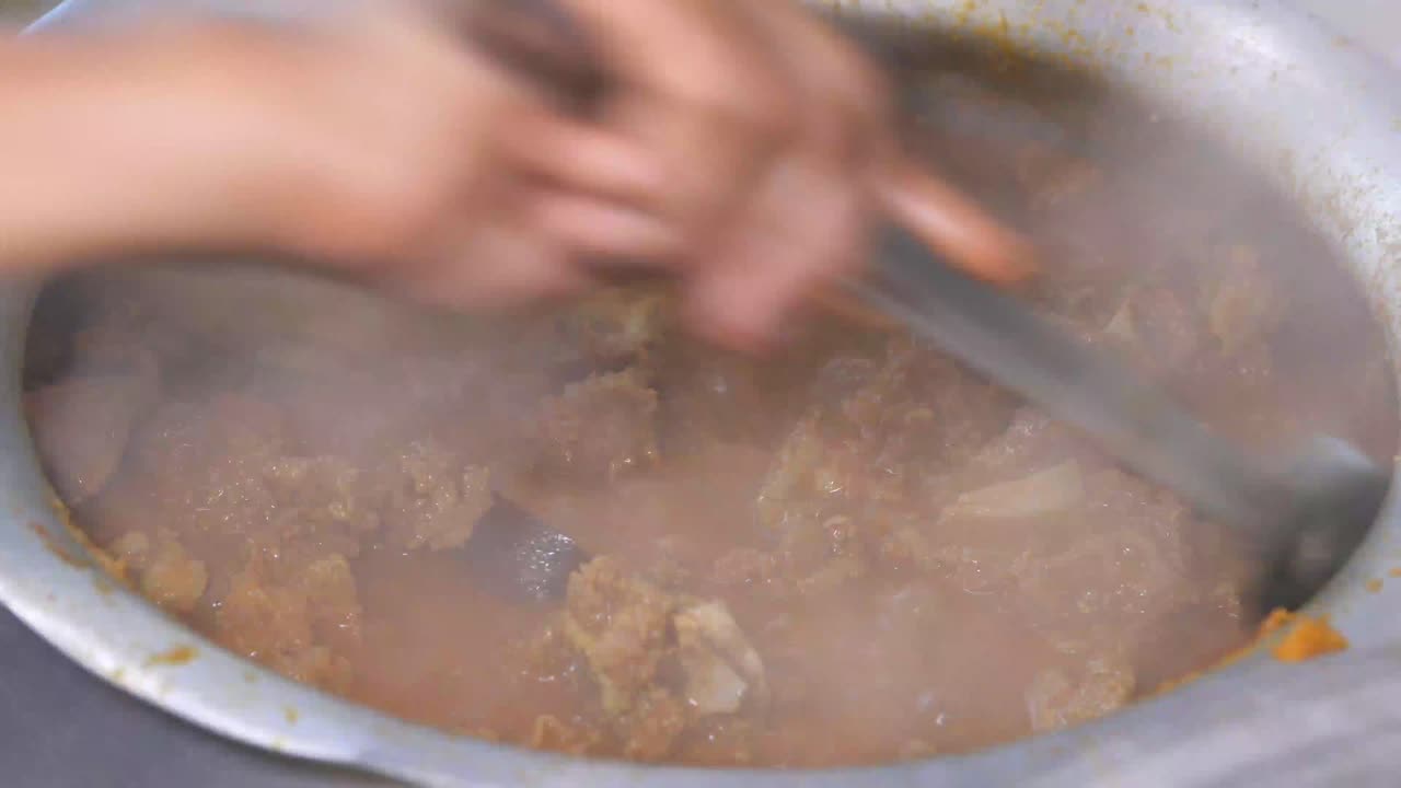 cocinar el curry de carne en una olla grande