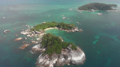 Drohnenansicht-Einer-Kleinen-Tropischen-Insel-In-Der-Nähe-Von-Belitung-In-Indonesien,-Luftaufnahme