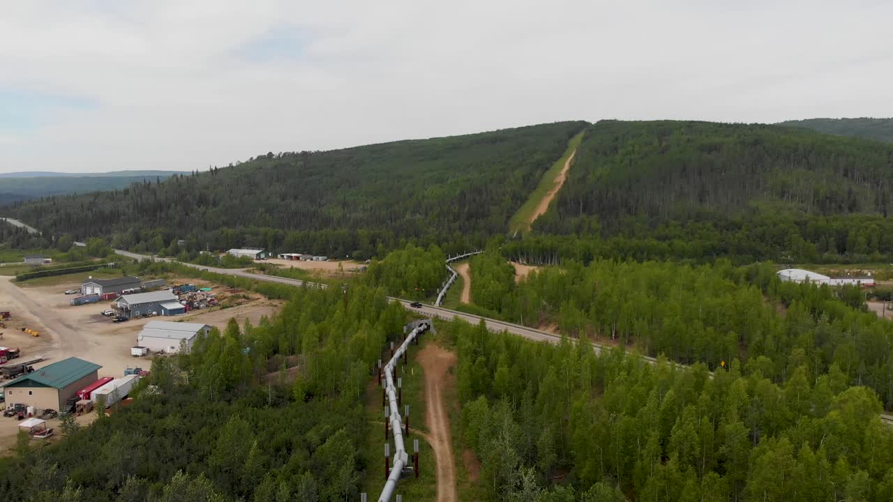 video de dron de 4k del cruce del oleoducto trans alaska debajo de la carretera en fairbanks, ak durante el día soleado de verano-9