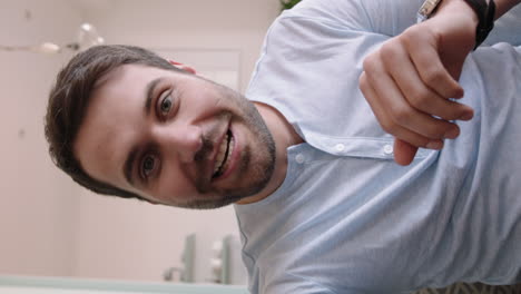 joven feliz teniendo video chat usando smartphone en casa saludando al bebé compartiendo estilo de vida padre disfrutando de la conexión en línea en pantalla vertical