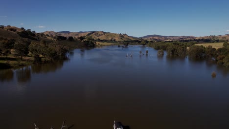lago eildon rodeado de colinas y tierras de cultivo naturaleza aérea, australia