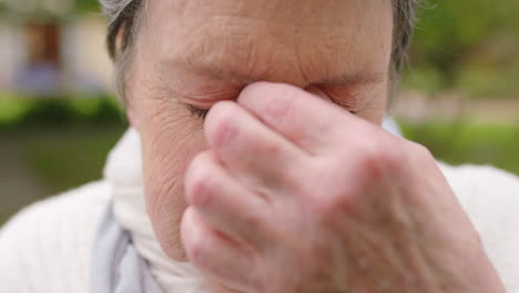 Mujer-Mayor,-Cara-O-Dolor-De-Cabeza-Por-Estrés-En-La-Naturaleza