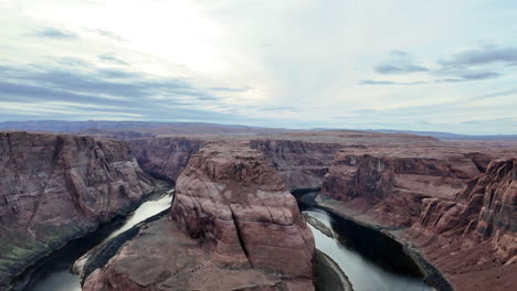 Eine-Nach-Oben-Geneigte-Aufnahme-Des-Malerischen-Horseshoe-Bend-Entlang-Des-Colorado-River-In-Der-Nähe-Von-Page,-Arizona