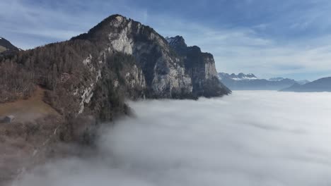 Abrazo-Junto-Al-Acantilado-Del-Nebelmeer-En-Walensee