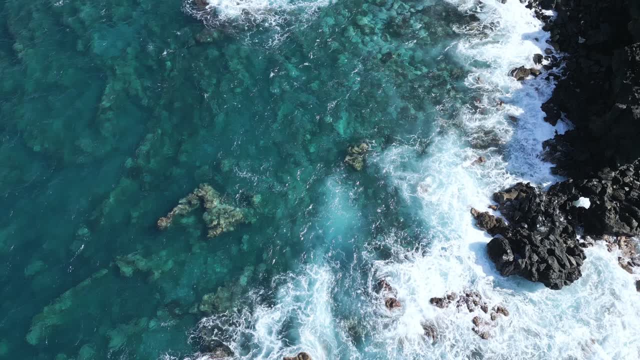alto angolo stabilire un campo da golf perfetto su scogliere rocciose che si affacciano sull'oceano