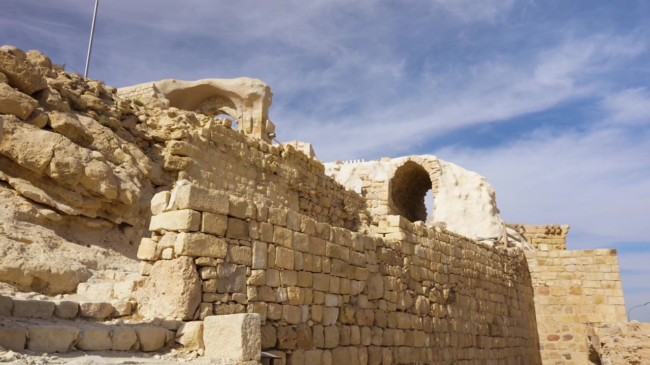 Filmato panoramico delle rovine storiche del Castello di Shobak in Giordania, un'antica fortezza e sito archeologico circondato dal paesaggio aspro della Giordania meridionale. Ideale per viaggi, turismo, archeologia.