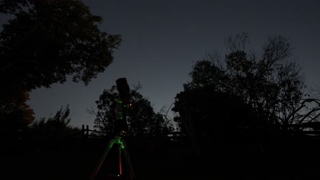 Estrellas-Moviéndose-Por-El-Cielo-Nocturno,-Lapso-De-Tiempo-Del-Telescopio