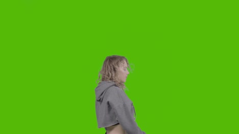 Studioaufnahme-Einer-Jungen-Frau,-Die-Spaß-Beim-Tanzen-Gegen-Green-Screen-Hat-13