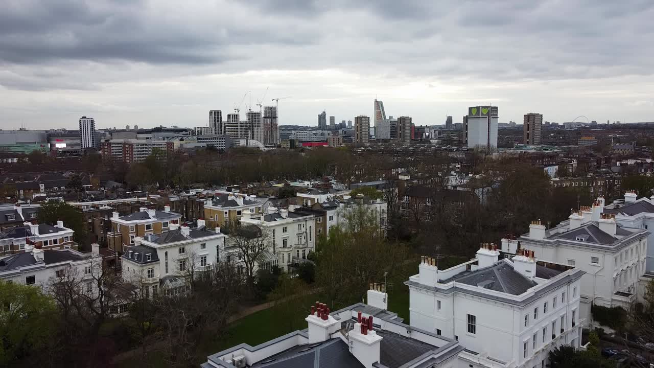 노팅힐 지구와 런던 중심부의 초고층 건물이 있는 건설 현장의 오름차순 샷