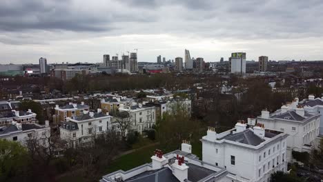 toma ascendente del distrito de notting hill y el sitio de construcción con edificios rascacielos en el centro de londres