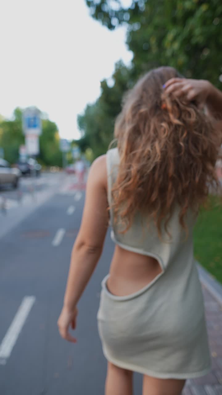 야외 에서  ⁇ 고 있는 여자