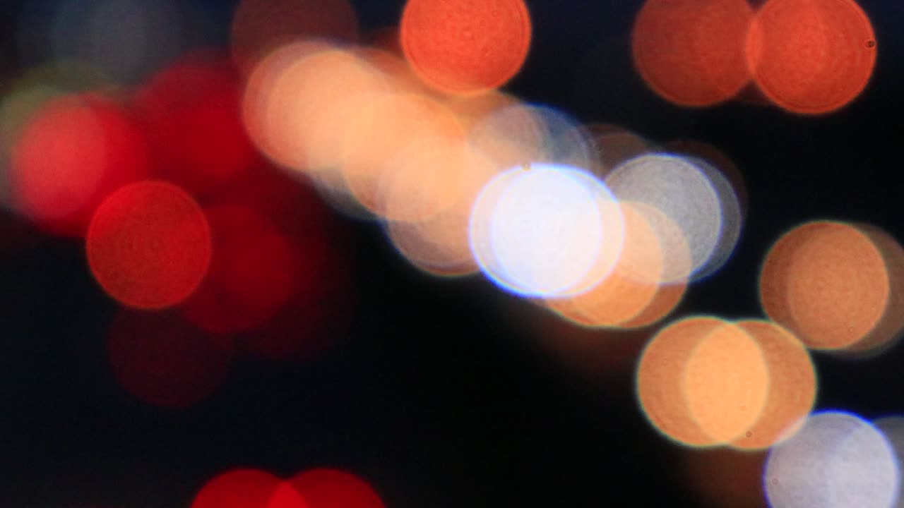 hermoso bokeh reluciente en el fondo oscuro borroso por la noche.
