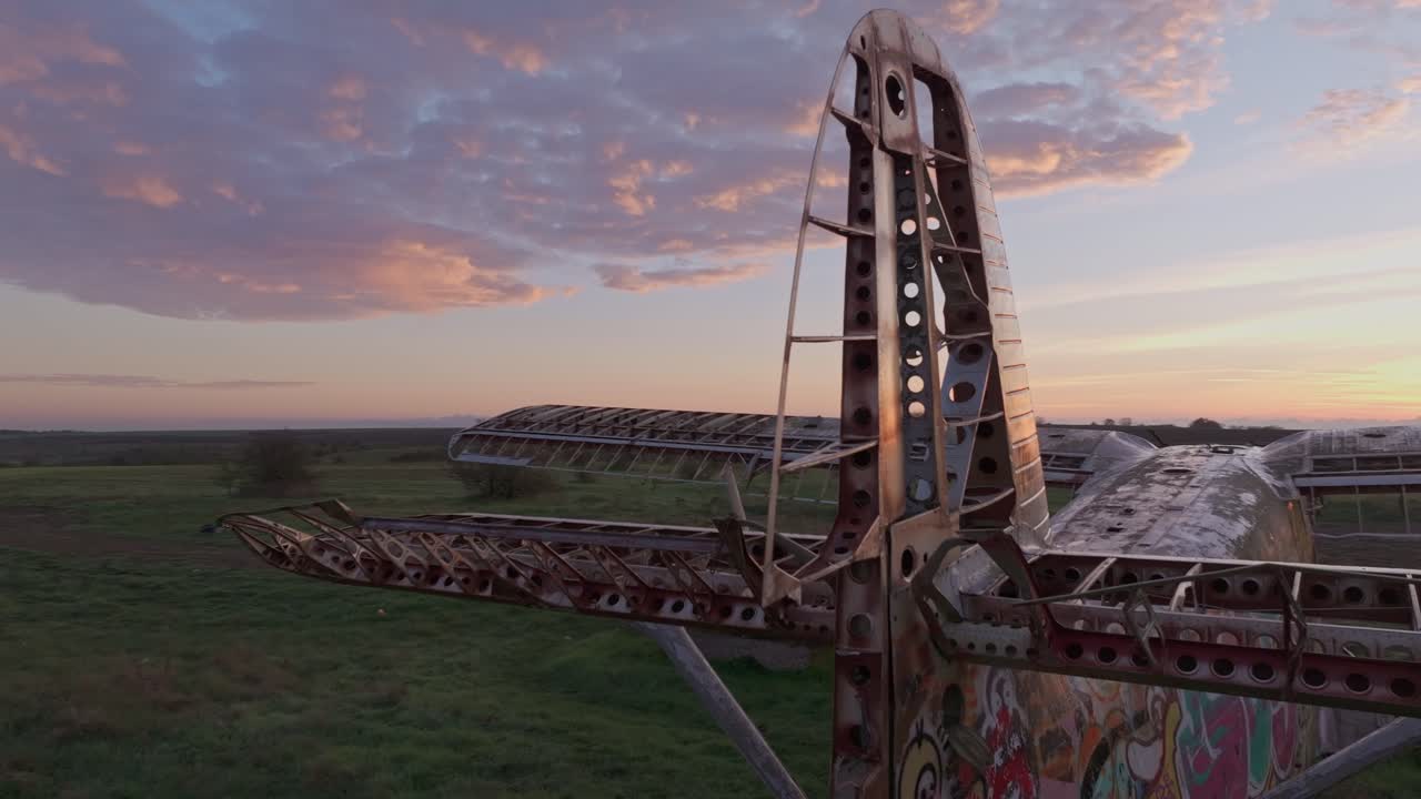 Veduta aerea di un aereo in disfacimento in un pascolo verde all'alba, Kalimantsi, Bulgaria.