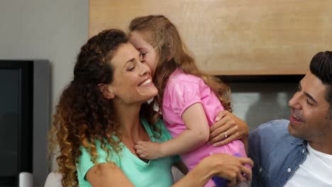 Niña-Dando-Un-Regalo-A-Su-Madre