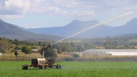tractor que opera un sistema de riego en un campo