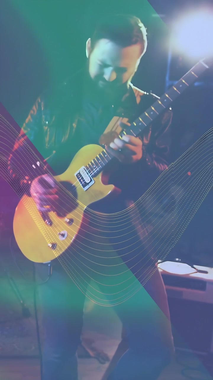 Video verticale: Chitarrista uomo pizzica le corde piegando le note per mostrare la musica con LED dinamici.