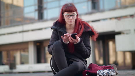 hipster student can't find the answer she's looking for in book so searching online using her phone.