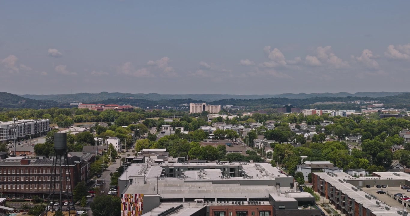 Nashville Tennessee Aérea v76 sobrevuelo bajo sobre los barrios residenciales de Germantown y Salemtown - Filmado con Inspire 3 8k - 21 de septiembre de 2023