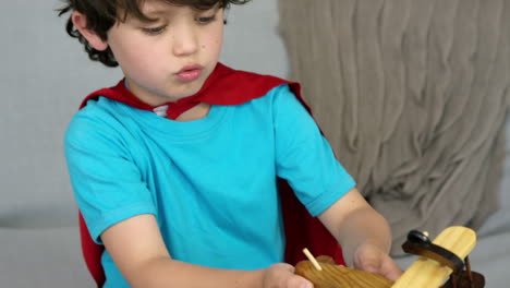 un niño pequeño jugando con un avión de juguete.