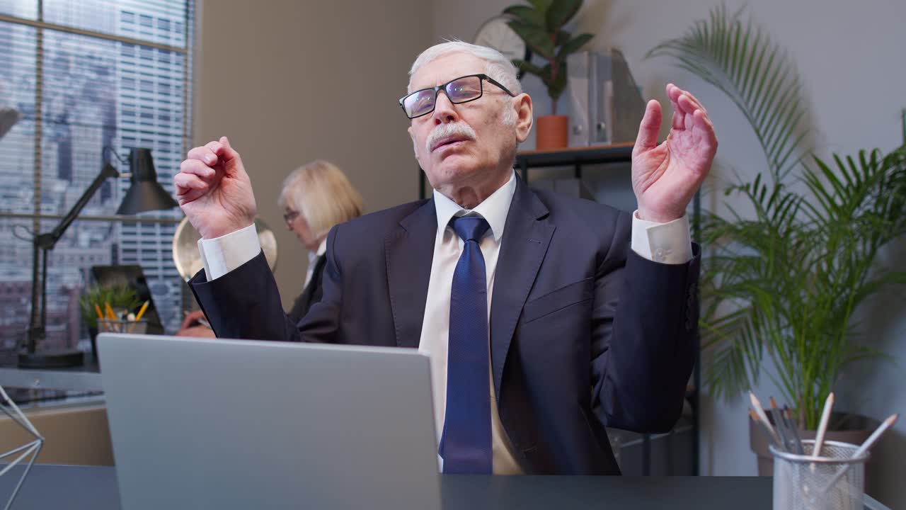 고객과의 온라인 거래에 실패한 후 공격적인 화를 내는 노인 사업가