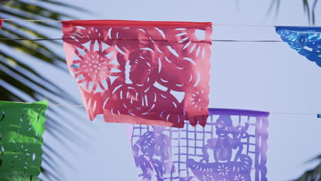 墨西哥的papel picado紙節旗<unk>在風中吹起,速度慢