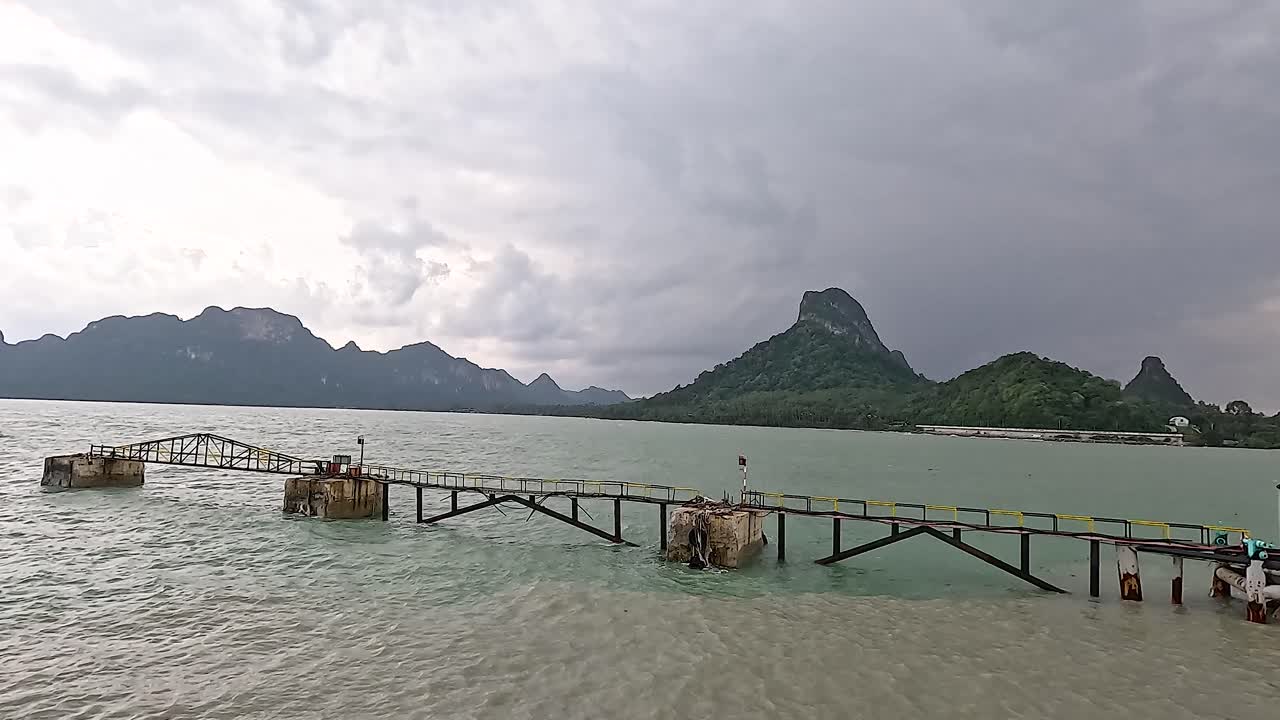 조용한 물과 경치가 아름다운 코 사무이