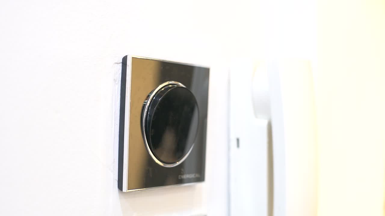 presione el interruptor para encender y apagar la luz