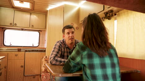 Una-Pareja-Caucásica-Conversando-En-Su-Autocaravana-Retro.